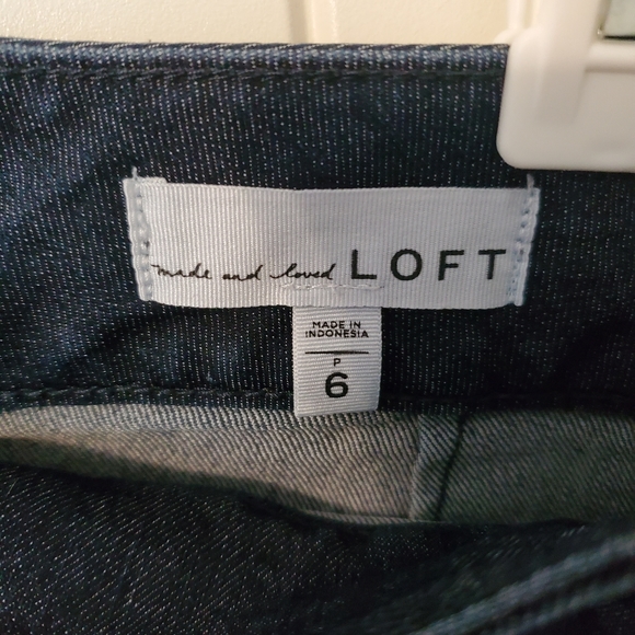 LOFT made and loved Denim skirt, Size 6P, like new, zipper closure - Picture 2 of 6